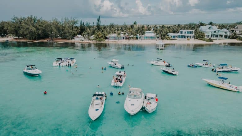 Les îles Caïmanes : Activités incontournables, plages paradisiaques, plongée sous-marine et richesse culturelle